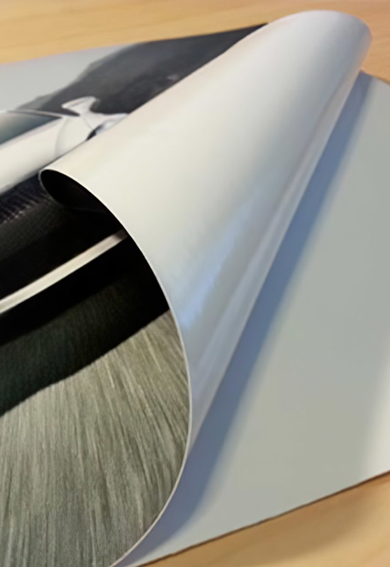 Εκτύπωση και κοπή σε αυτοκόλλητο βινύλιο